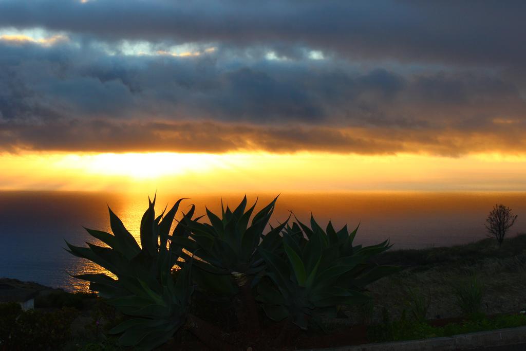 Residencial Farol Bed and Breakfast Ponta do Pargo Exteriör bild